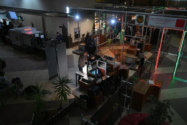 Люди проходят досмотр на пропускном пункте &quot;Варшавский мост&quot;. - Sputnik Беларусь