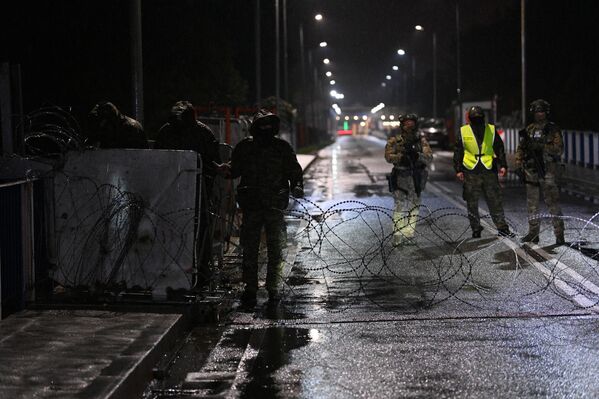 Польские пограничники обустраивают заграждение на белорусско-польской границе. - Sputnik Беларусь