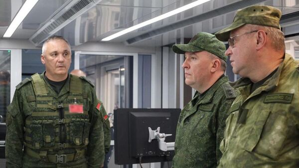 Министр обороны Беларуси Виктор Хренин посетил один из районов проведения учения Запад-2025 - Sputnik Беларусь