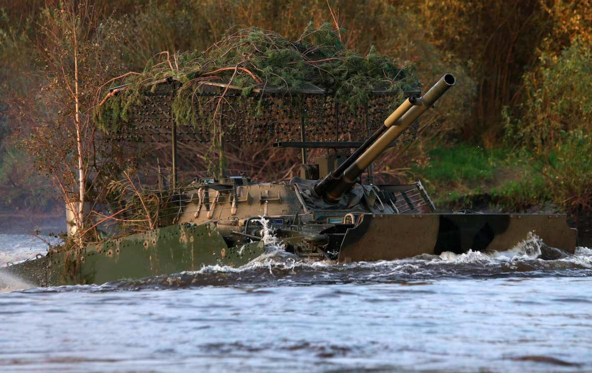Российские мотострелковые подразделения совершили переправу через реку Березина на боевых машинах пехоты БМП-3 - Sputnik Беларусь, 1920, 14.09.2025