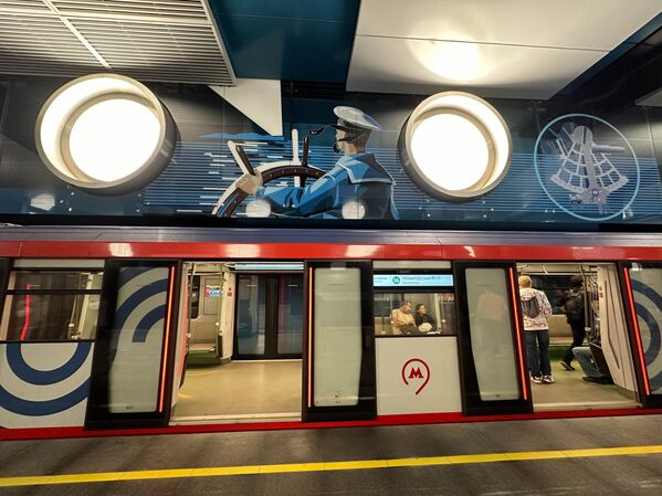 Светильники на путевых стенах выполнены в виде судовых иллюминаторов, а между ними разместили художественные композиции в технике печати на стекле. - Sputnik Беларусь