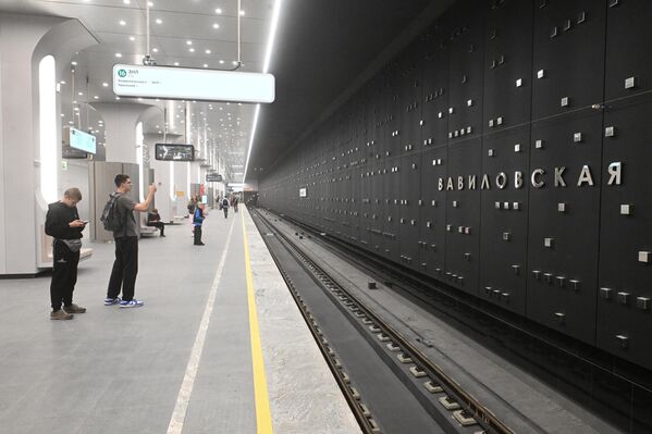 &quot;Вавиловская&quot;Инкрустация элементами из стали с зеркальной поверхностью на черной стене спроектирована так, чтобы не ослеплять машиниста. Мерцающий свет раскрывается только пассажирам, ожидающим прибытия поезда.Платформенные светильники диаметром от 10 до 30 сантиметров усиливают визуальную перспективу и создают эффект движения световых частиц. - Sputnik Беларусь