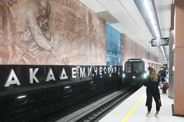  &quot;Академическая&quot;В качестве художественного оформления станции на путевых стенах разместили изображения здания Академии наук и портреты выдающихся деятелей науки разных эпох. Изображения выполнены в технике, сочетающей элементы классической живописи и современного искусства. - Sputnik Беларусь