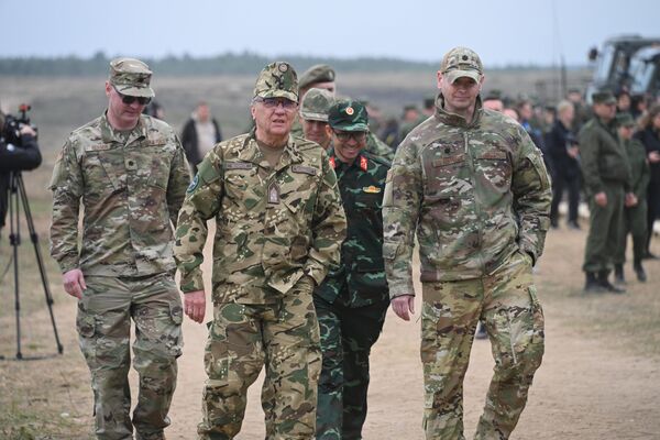 У панядзелак на палігоне прысутнічалі прадстаўнікі 23 дзяржаў, у тым ліку з трох краін-членаў НАТА – ЗША, Турцыі і Венгрыі. Як паведамілі ў Мінабароны Беларусі, амерыканскі ваенны аташэ падзякаваў беларускаму міністру абароны за запрашэнне назіраць за вучэннем &quot;Захад-2025&quot;. - Sputnik Беларусь