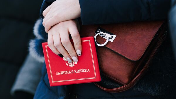 Студентка одного из вузов с зачетной книжкой

 - Sputnik Беларусь