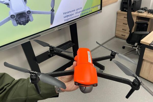Белорусских студентов учат управлять дронами нового поколения - Sputnik Беларусь