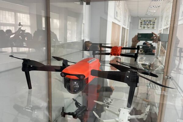 Белорусских студентов учат управлять дронами нового поколения - Sputnik Беларусь