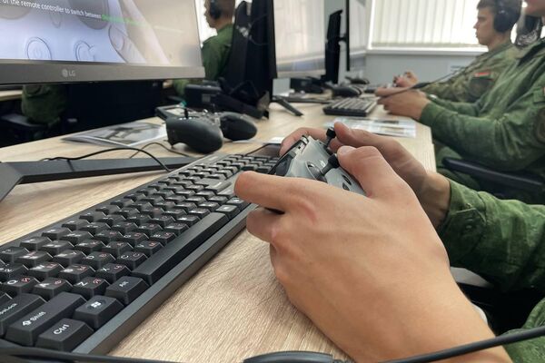 Белорусских студентов учат управлять дронами нового поколения - Sputnik Беларусь