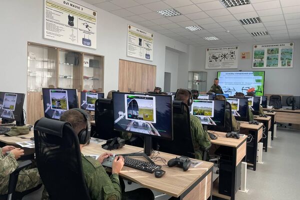 Белорусских студентов учат управлять дронами нового поколения - Sputnik Беларусь