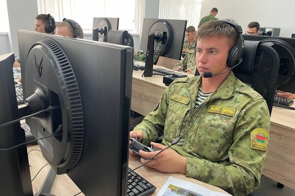 Белорусских студентов учат управлять дронами нового поколения - Sputnik Беларусь