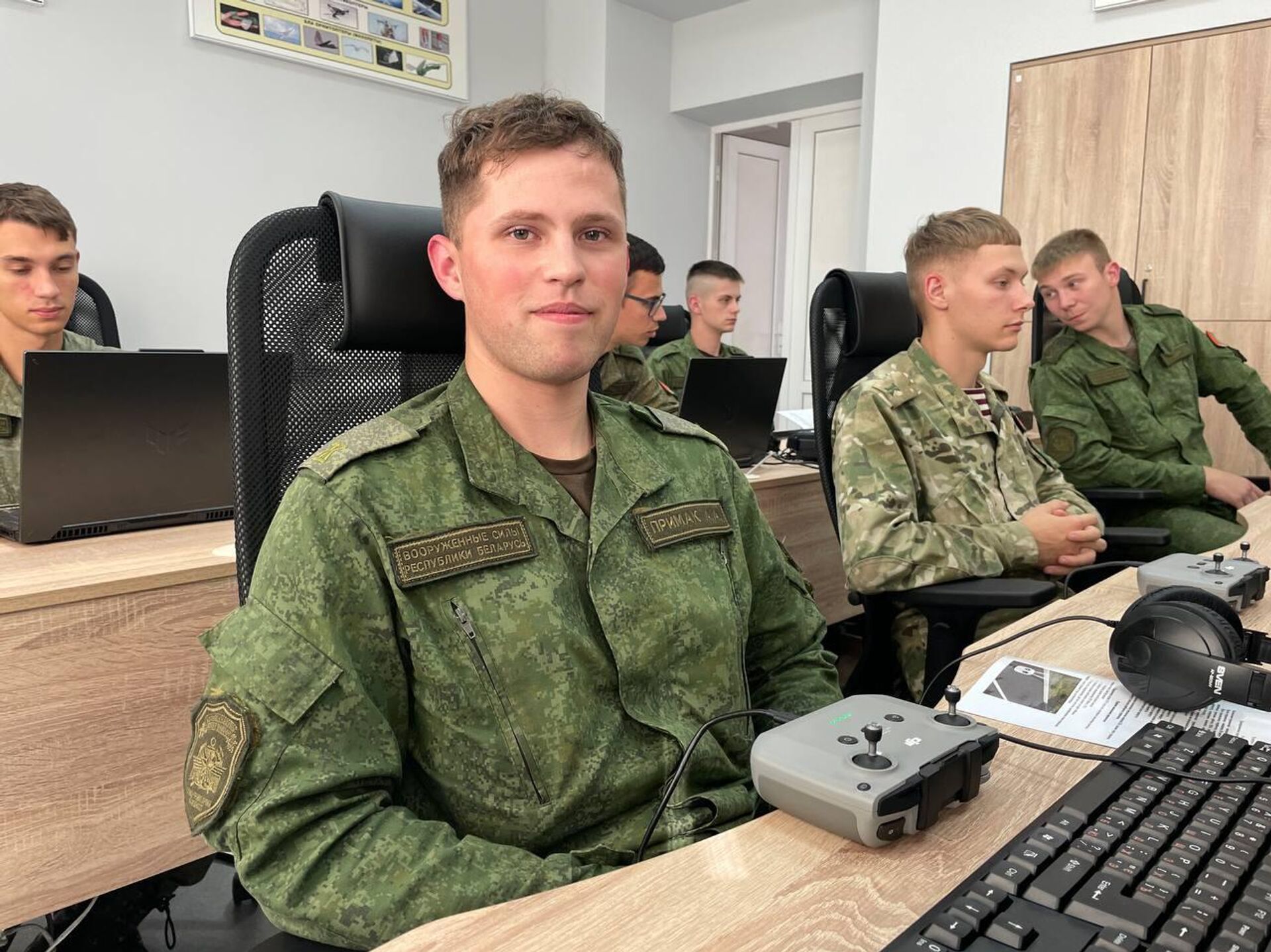 Белорусских студентов учат управлять дронами нового поколения - Sputnik Беларусь, 1920, 15.09.2025