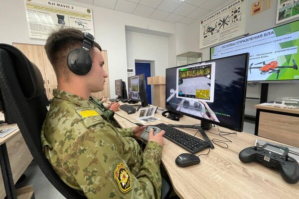 Белорусских студентов учат управлять дронами нового поколения - Sputnik Беларусь