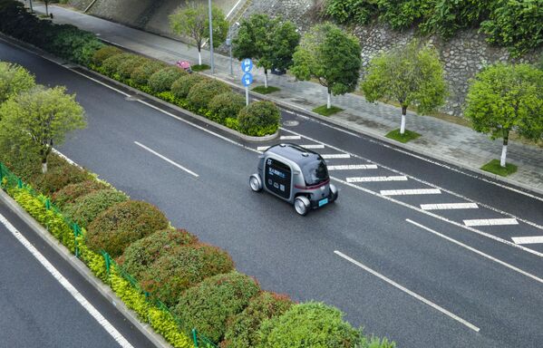 Беспилотный автобус &amp;quot;Robobus&amp;quot;, произведенный компанией PIX Moving, движется по автономной линии движения в университетском городке Хуаси 22 июня 2025 года в провинции Гуйчжоу, Китай.