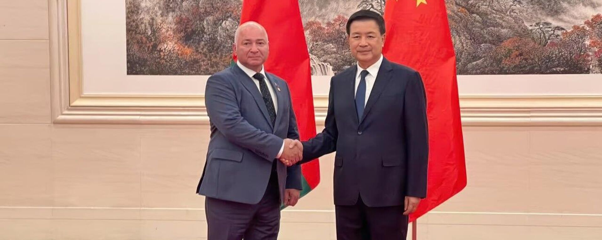 Старшыня СК Беларусі Дзмітрый Гара і міністр грамадскай бяспекі Кітая Ван Сяахун - Sputnik Беларусь, 1920, 16.09.2025