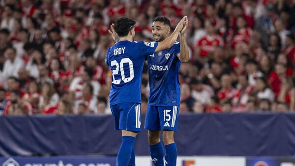 Игроки Карабаха радуются победе над Бенфикой - Sputnik Беларусь