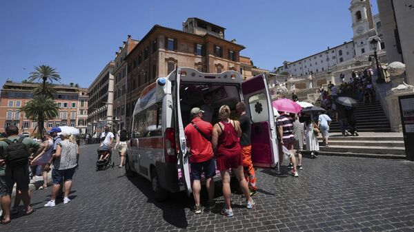 Парамедики оказывают помощь туристам и местным жителям рядом с Испанской лестницей в Риме - Sputnik Беларусь