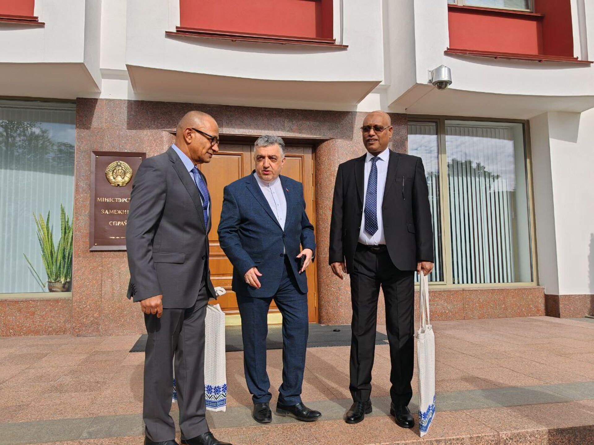 Иностранные дипломаты на картографической выставке в МИД Беларуси - Sputnik Беларусь, 1920, 17.09.2025