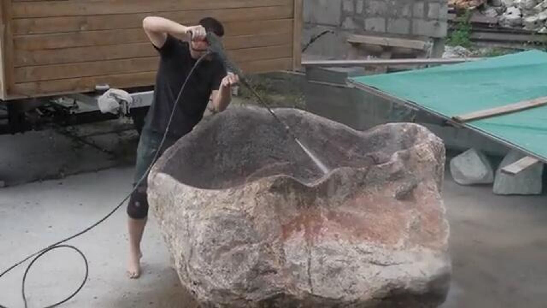 Новый рекорд Беларуси: мастер сделал купель из цельного валуна весом 7 тонн - Sputnik Беларусь, 1920, 17.09.2025