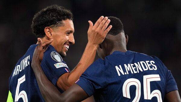 Игроки ПСЖ радуются победе над Аталантой - Sputnik Беларусь