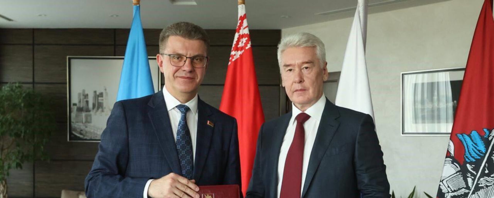 Старшыня Мінгарвыканкама Уладзімір Кухараў і мэр Масквы Сяргей Сабянін - Sputnik Беларусь, 1920, 18.09.2025