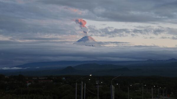 Извержение вулканов Крашенинникова и Ключевская Сопка на Камчатке - Sputnik Беларусь