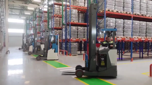 Танец маленьких погрузчиков в логистическом центре под Минском (видео) - Sputnik Беларусь