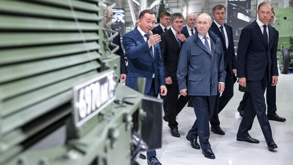 Президент РФ Владимир Путин во время осмотра экспозиции образцов вооружений и военной техники - Sputnik Беларусь