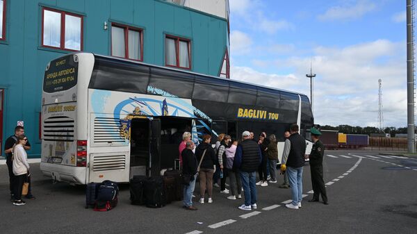 Пасажыры аўтобуса ў пункце пропуску Грыгораўшчына на беларуска-латвійскай мяжы - Sputnik Беларусь