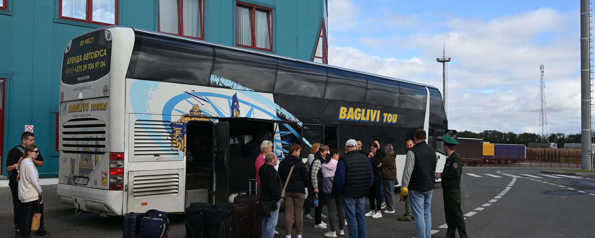 Пасажыры аўтобуса ў пункце пропуску Грыгораўшчына на беларуска-латвійскай мяжы - Sputnik Беларусь, 1920, 08.12.2025