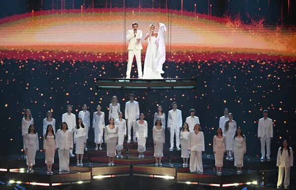 Посол международного музыкального конкурса &quot;Интервидение&quot; Дима Билан и певица Полина Гагарина выступают перед началом конкурса. - Sputnik Беларусь