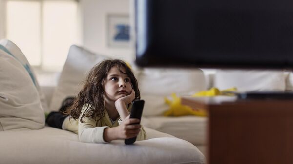 Ребенок смотрит телевизор - Sputnik Беларусь