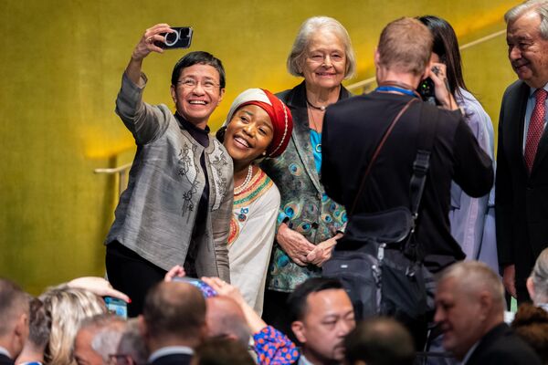 Лауреат Нобелевской премии 2021 года журналистка Мария Ресса и глобальная защитница мира Марьярм Букар (ее поэтическая декламация завершила торжественную встречу по случаю 80-летия ООН). - Sputnik Беларусь