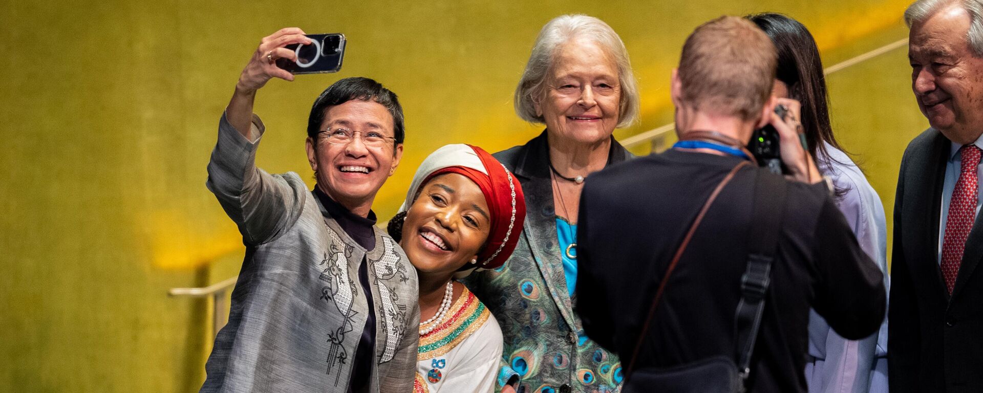 Марыя Рэса і Мар'ям Букар робяць сумеснае сэлфі пасля сваіх выступленняў на 80-й сесіі ГА ААН - Sputnik Беларусь, 1920, 24.09.2025