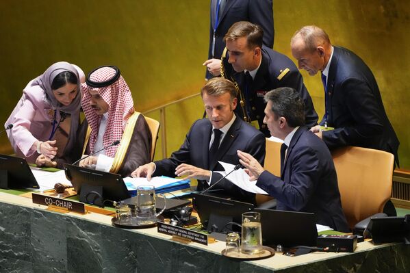 Президент Франции Эммануэль Макрон (в центре). - Sputnik Беларусь