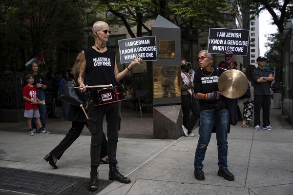 Люди протестуют против продолжающейся войны между Израилем и Палестиной у здания штаб-квартиры (ООН). - Sputnik Беларусь
