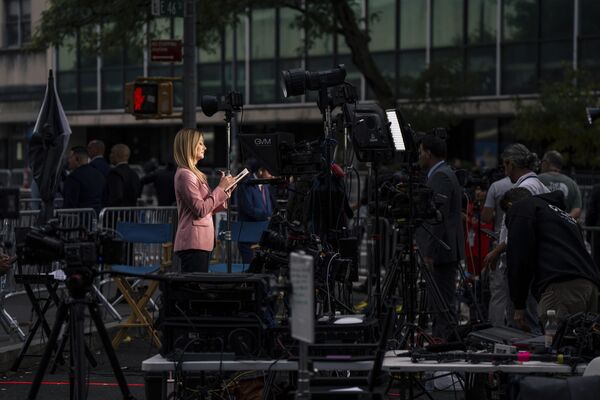 Журналист готовится к прямой трансляции. - Sputnik Беларусь