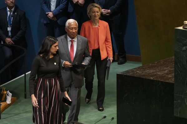 Председатель Европейского совета Антониу Коста (в центре) и председатель Европейской комиссии Урсула фон дер Ляйен (сзади справа). - Sputnik Беларусь