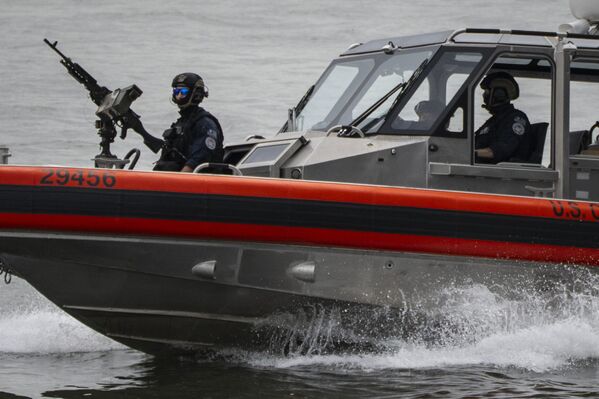 Катер Береговой охраны США на Ист-Ривер недалеко от штаб-квартиры ООН. - Sputnik Беларусь