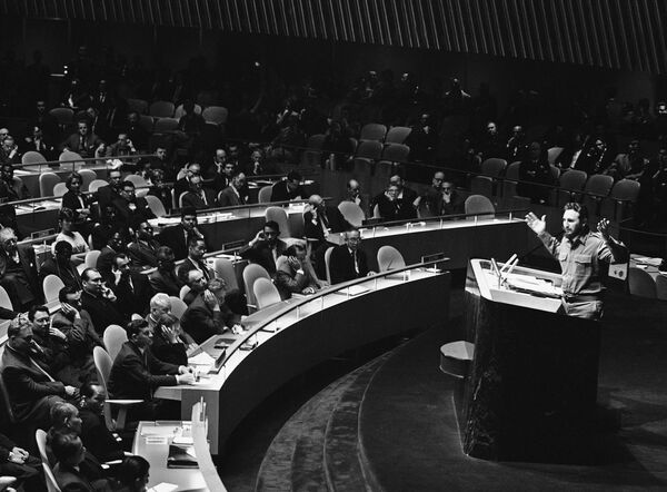 Самая долгая речьКубинский лидер Фидель Кастро 26 сентября 1960 года произнес самую длинную речь в истории заседаний Генассамблеи – она продолжалась 269 минут, то есть около четырех с половиной часов. Именно после его выступления на трибуне установили специальную лампочку – она зажигается после того, как выступающий превысил регламент, который составляет 15 минут.