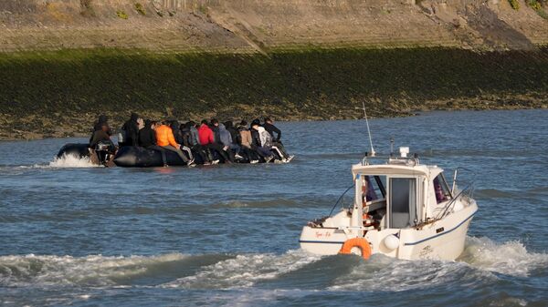 Лодка с мигрантами у берегов Франции - Sputnik Беларусь