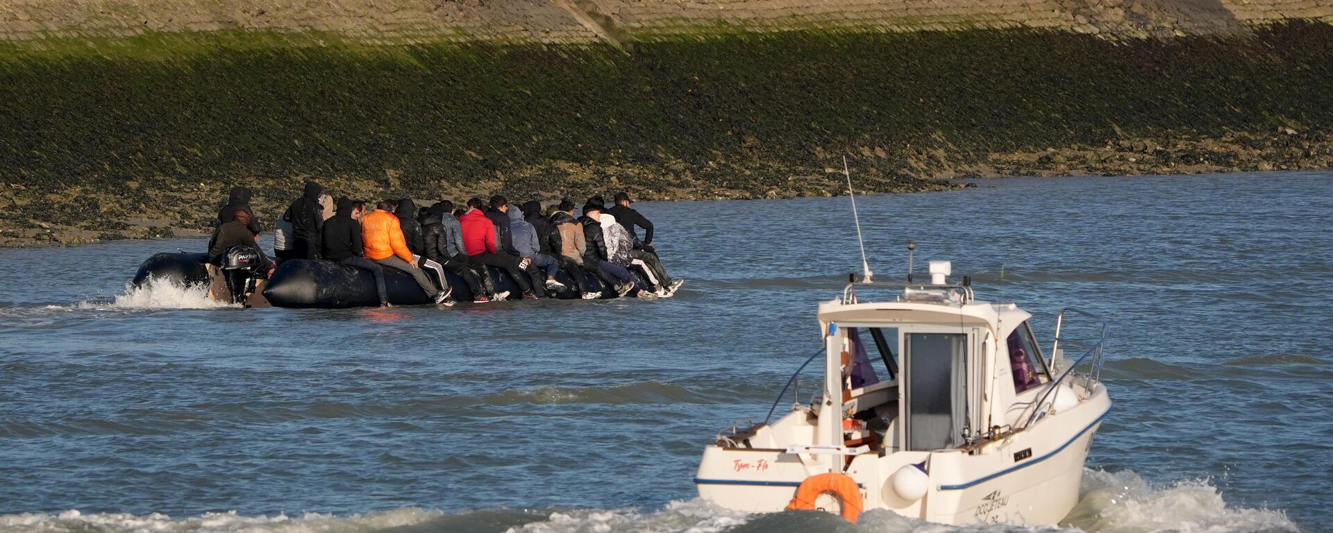 Лодка с мигрантами у берегов Франции - Sputnik Беларусь, 1920, 23.09.2025