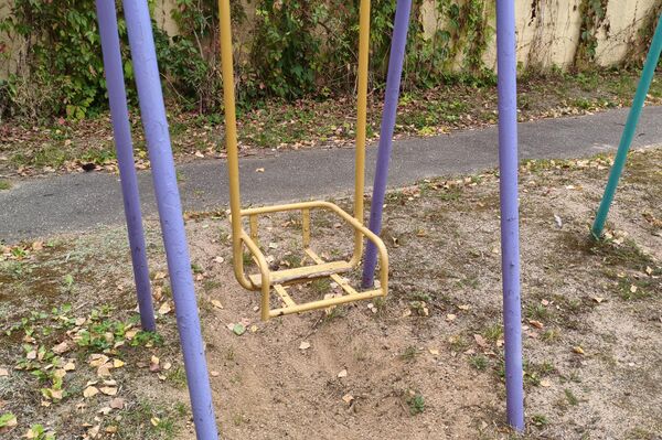 Ветхая детская площадка - Sputnik Беларусь