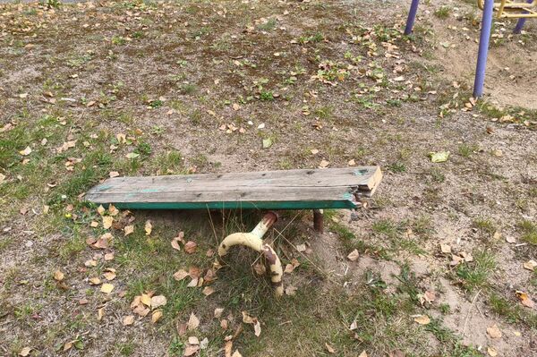 Ветхая детская площадка - Sputnik Беларусь