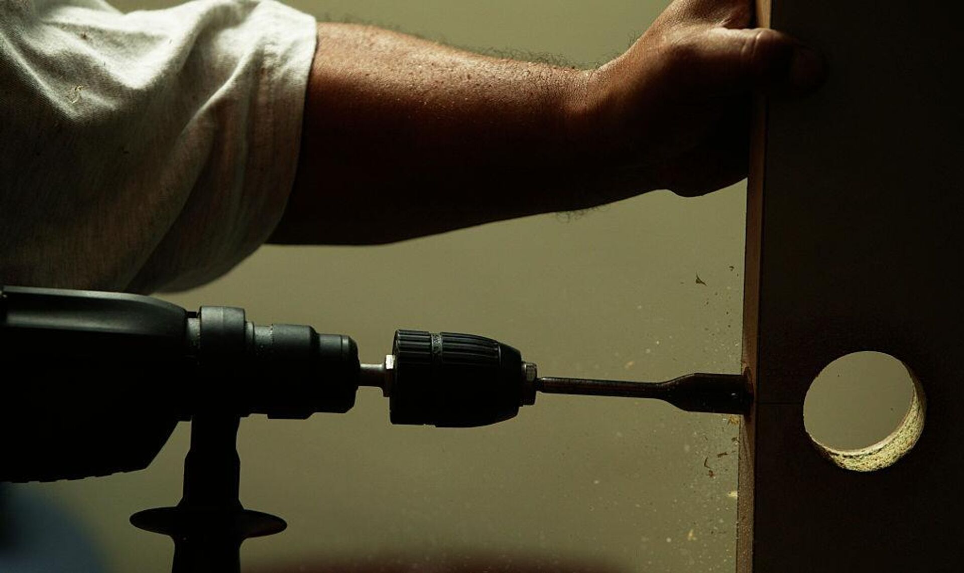 Работа с дрелью - Sputnik Беларусь, 1920, 24.09.2025