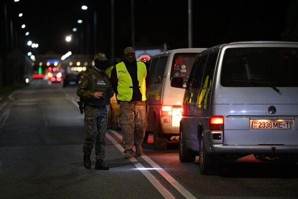 Однако формально подождали до назначенного времени – и уже в 01:03 первая машина с белорусской стороны выехала в Польшу. - Sputnik Беларусь