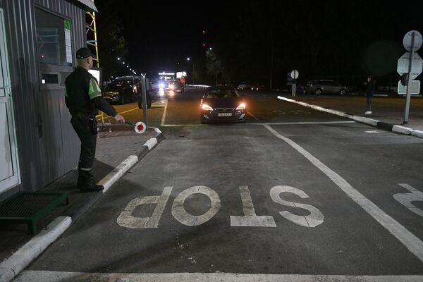 Автотранспорт начал подъезжать к пункту пропуска &quot;Брест&quot; еще засветло.  - Sputnik Беларусь