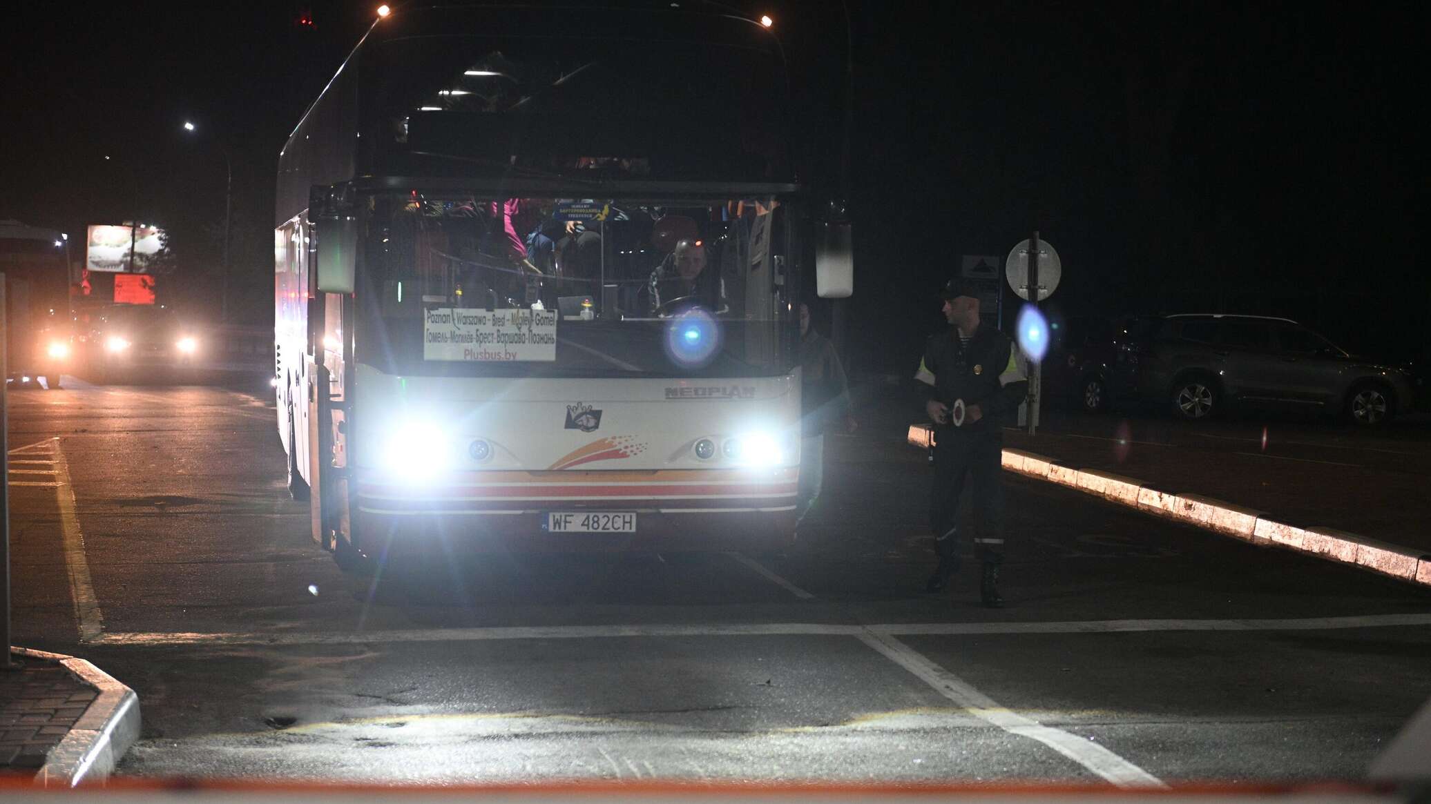 «Невезучему» автобусу наконец повезло: как Польша открывала границу с Беларусью «Невезучему» автобусу наконец повезло: как Польша открывала границу с Беларусью