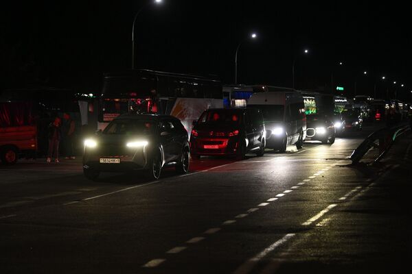 Водителям легковушек проще – они следуют по электронной очереди. - Sputnik Беларусь