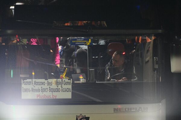 А вот автобусы – по живой. И первым у шлагбаума оказался тот самый автобус, перед которым в ночь с 11 на 12 сентября этот шлагбаум опустился. - Sputnik Беларусь