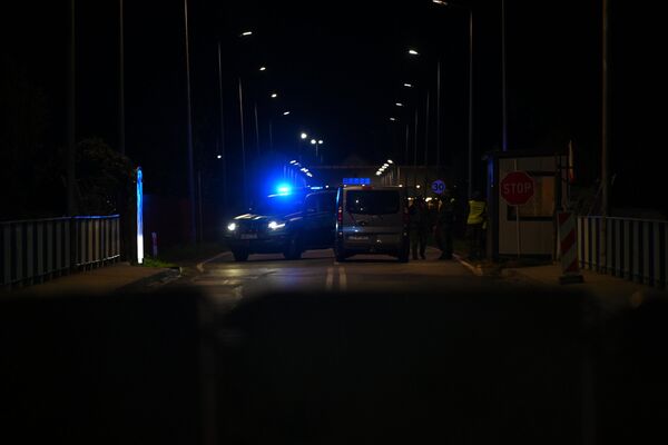 Примерно в половину первого (открытие границы было намечено на час ночи по белорусскому времени) на польской стороне появилась машина с мигалками. - Sputnik Беларусь